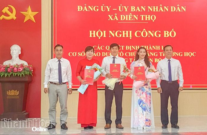 Lãnh đạo Đảng uỷ và UBND xã Diên Thọ trao quyết định bổ nhiệm Bí thư Đảng ủy, Hiệu trưởng các trường.