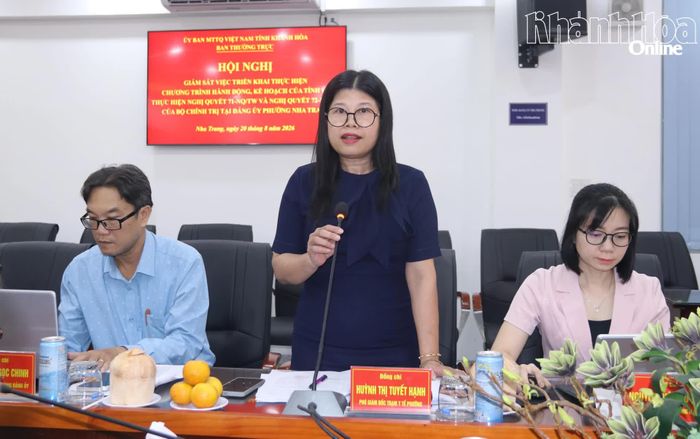 Lãnh đạo Trạm Y tế phường báo cáo một số nội dung tại buổi làm việc.