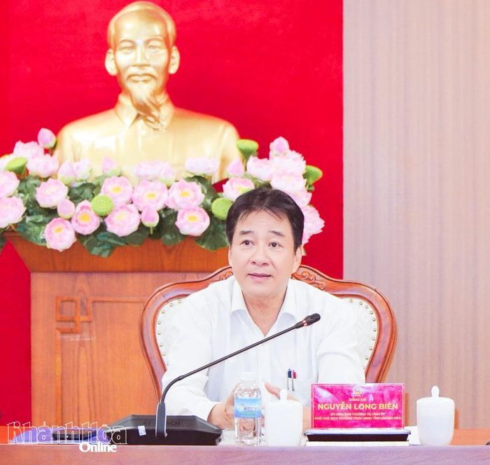 Phó Chủ tịch Thường trực UBND tỉnh Nguyễn Long Biên chủ trì cuộc họp.