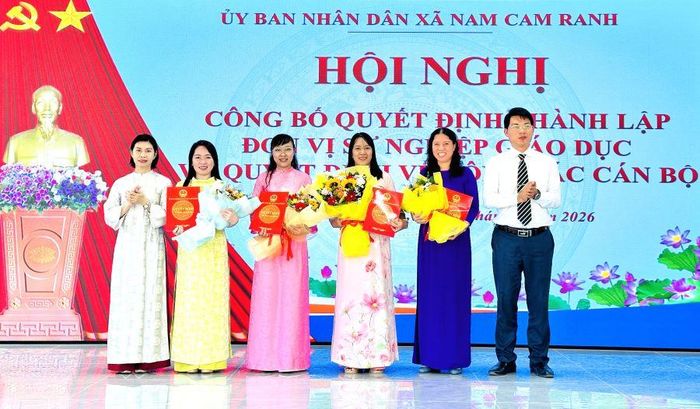 Lãnh đạo Đảng ủy và HĐND xã trao quyết định bổ nhiệm Phó Hiệu trưởng Trường Mầm non Nam Cam Ranh.