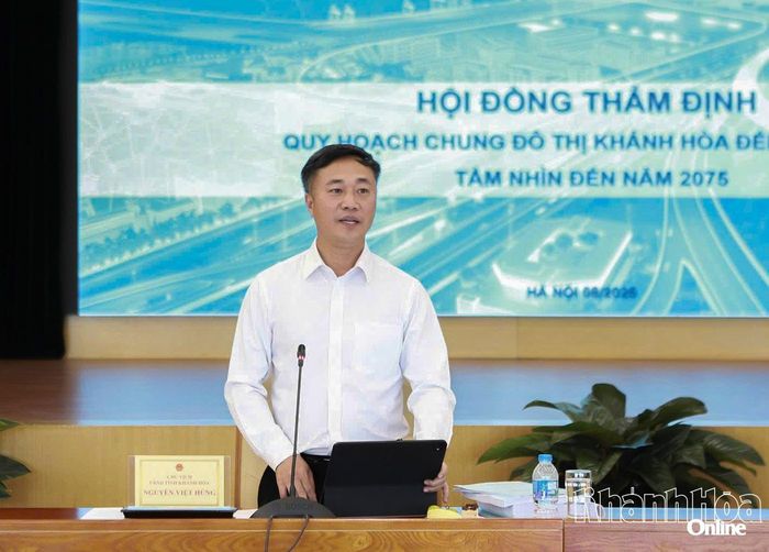Chủ tịch UBND tỉnh Nguyễn Việt Hùng phát biểu tại hội nghị.