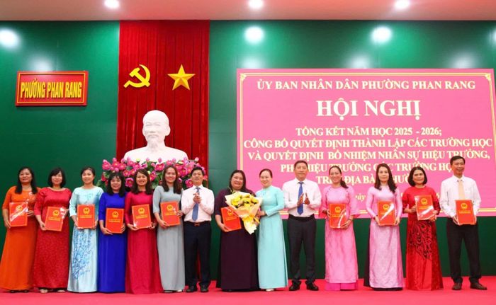 Lãnh đạo Đảng ủy và UBND phường trao quyết định bổ nhiệm các Hiệu trưởng, Phó Hiệu trưởng Trường Tiểu học Phan Rang.
