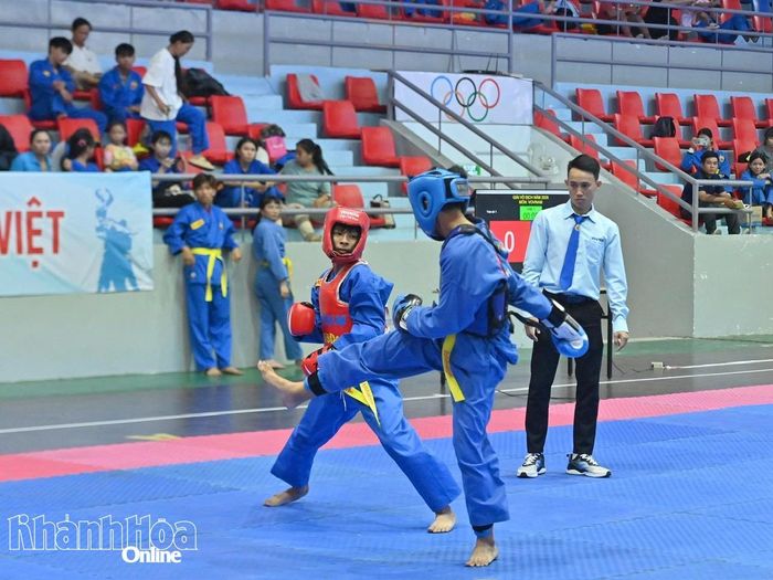 Thi đấu Vovinam các nhóm tuổi trong khuôn khổ đại hội.