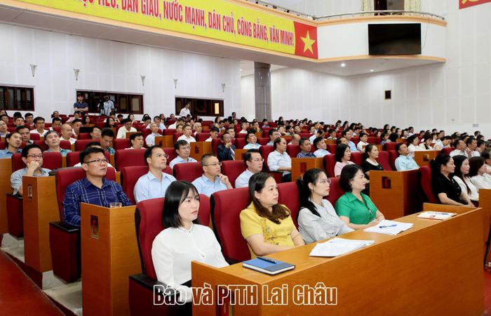 Các đại biểu nghiêm túc học tập các nghị quyết, kết luận.