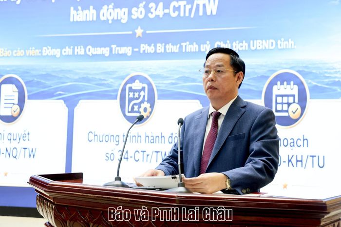 Đồng chí Hà Quang Trung - Phó Bí thư Tỉnh ủy, Chủ tịch UBND tỉnh trình bày chuyên đề Nghị quyết số 20 của Ban Chấp hành Trung ương Đảng khoá XIV và Kế hoạch của Ban Thường vụ Tỉnh ủy triển khai thực hiện. 