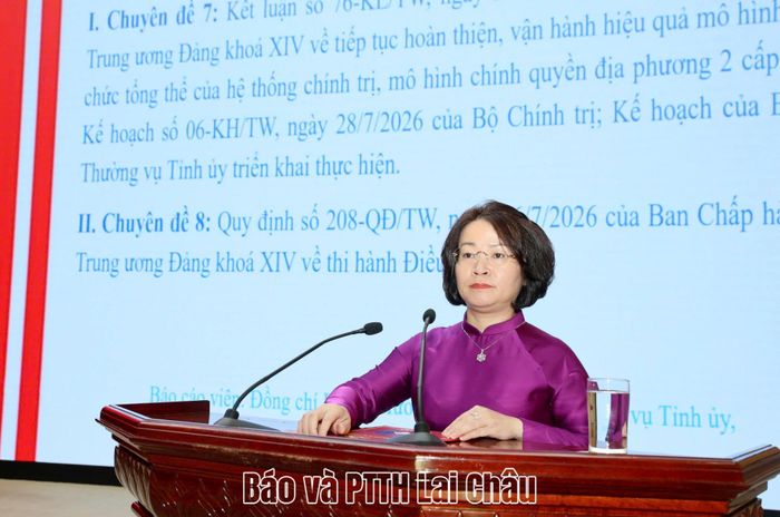 Đồng chí Lê Thị Hường - Uỷ viên Ban Thường vụ, Trưởng ban Tuyên giáo Tỉnh uỷ trình bày chuyên đề về tiếp tục hoàn thiện, vận hành hiệu quả mô hình tổ chức tổng thể của hệ thống chính trị, mô hình chính quyền địa phương 2 cấp.