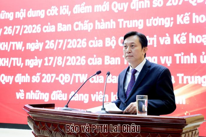 Đồng chí Lò Văn Cương - Ủy viên Ban Thường vụ Tỉnh ủy, Chủ nhiệm Ủy ban Kiểm tra Tỉnh ủy trình bày chuyên đề Nghị quyết Quy định số 207 của Ban Chấp hành Trung ương Đảng, Kế hoạch số 05 của Bộ Chính trị và kế hoạch của Ban Thường vụ Tỉnh ủy triển khai thực hiện.