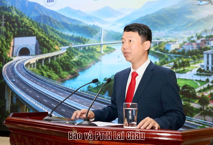Lãnh đạo Sở Tài chính phát biểu tham luận tại hội nghị. 