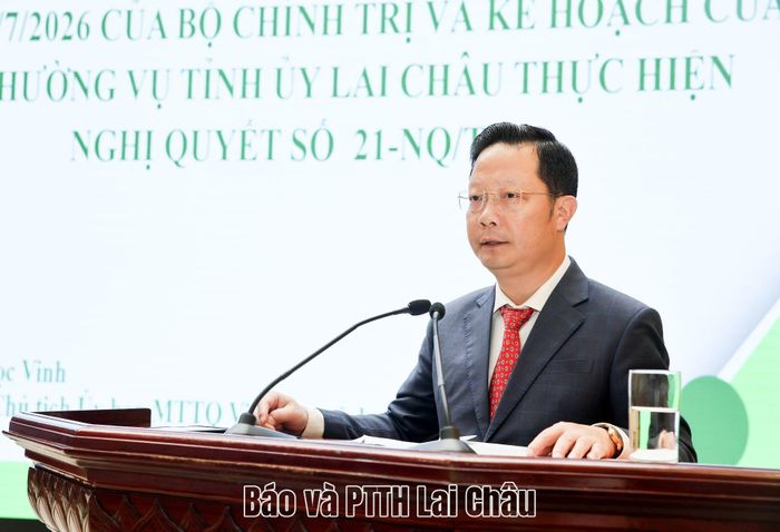 Đồng chí Nguyễn Ngọc Vinh - Phó Bí thư Tỉnh ủy, Chủ tịch Ủy ban MTTQ Việt Nam tỉnh trình bày chuyên đề Nghị quyết số 21 của Ban Chấp hành Trung ương Đảng khoá XIV và kế hoạch của Ban Thường vụ Tỉnh ủy triển khai thực hiện. 