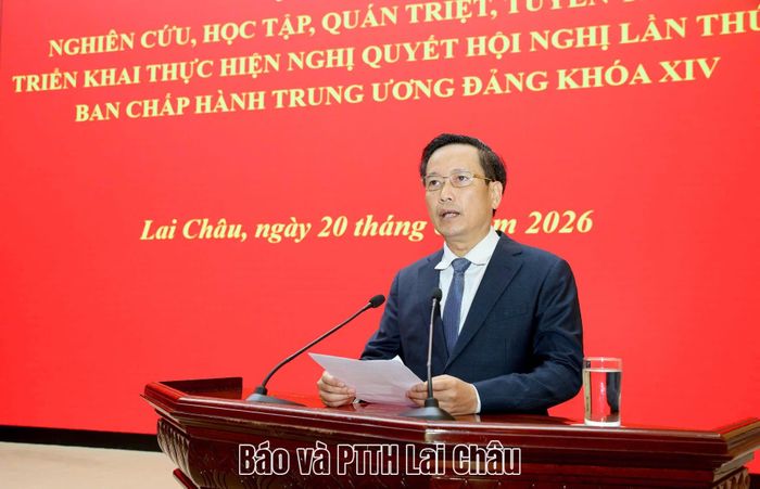 Đồng chí Lê Đức Dục - Uỷ viên Ban Thường vụ, Trưởng Ban Tuyên giáo và Dân vận Tỉnh uỷ phát biểu đáp từ.