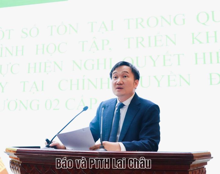 Đồng chí Nguyễn Tuấn Anh - Ủy viên dự khuyết Ban Chấp hành Trung ương Đảng, Phó Bí thư Thường trực Tỉnh ủy trình bày các chuyên đề: Nghị quyết số 19, Kết luận số 75 của Ban Chấp hành Trung ương Đảng khoá XIV và Kế hoạch của Ban Thường vụ Tỉnh uỷ triển khai thực hiện. 