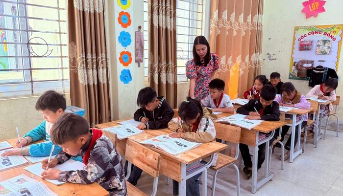 Đảng viên dự bị Hà Thanh Loan, giáo viên Trường Phổ thông Dân tộc bán trú Tiểu học Tà Mung (xã Mường Kim) luôn tận tâm với nghề.