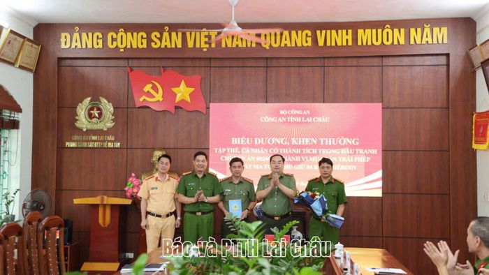 Thiếu tướng Bùi Quyết Toán - Giám đốc Công an tỉnh; Đại tá Phạm Hải Đăng - Phó Giám đốc Công an tỉnh, Thủ trưởng Cơ quan CSĐT biểu dương, khen thưởng các tập thể, cá nhân có thành tích đấu tranh Chuyên án 0826C.