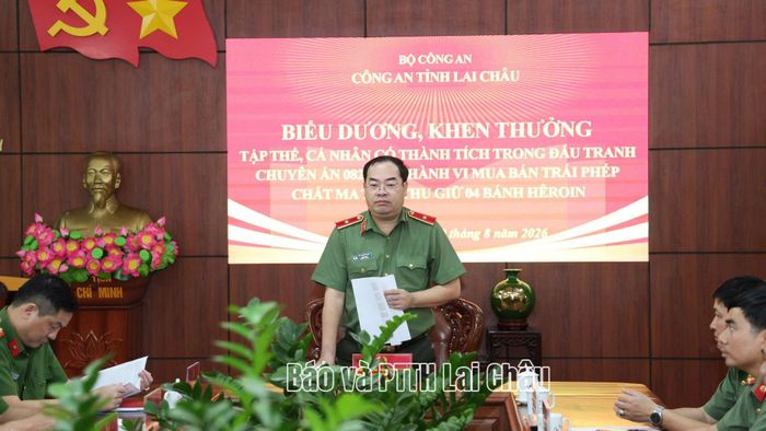 Thiếu tướng Bùi Quyết Toán - Giám đốc Công an tỉnh biểu dương, khen thưởng Ban chuyên án.
