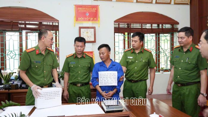 Lực lượng chức năng mở niêm phong, kiểm tra tang vật thu giữ.