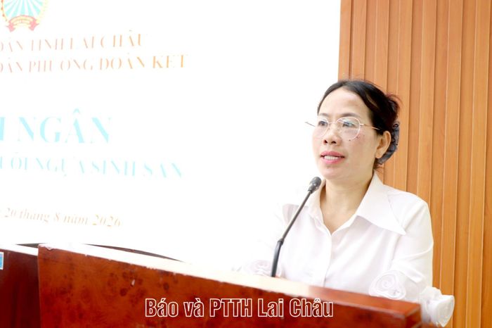 Đồng chí Giàng Thị Hoa - Phó Chủ tịch Hội Nông dân tỉnh phát biểu tại buổi giải ngân.