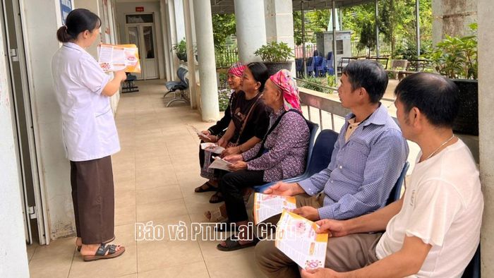 Cán bộ Trạm Y tế xã Bản Bo tuyên truyền cho người dân biết tác hại của thuốc lá.