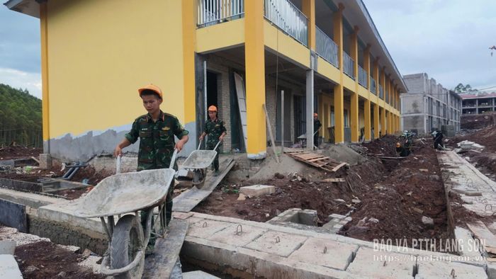 Các chiến sĩ bộ đội hỗ trợ xây dựng Trường Phổ thông nội trú liên cấp Tiểu học – THCS Kiên Mộc