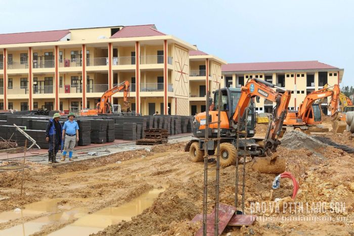 Khuôn viên Trường Phổ thông nội trú liên cấp Tiểu học – THCS Mẫu Sơn đang được gấp rút hoàn thiện
