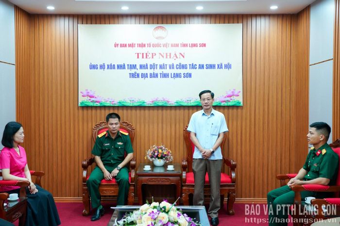Lãnh đạo Ủy ban MTTQ Việt Nam tỉnh phát biểu cảm ơn các đơn vị tham gia ủng hộ