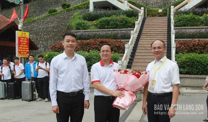 Đồng chí Lưu Vũ Hồng, Phó Bí thư Khu đoàn Quảng Tây, Trung Quốc (bên phải) tặng hoa chào mừng đoàn đại biểu thanh niên Việt Nam tham gia Chương trình “Thanh niên Việt Nam tìm theo dấu đỏ” năm 2026