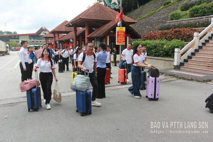 Đoàn đại biểu thanh niên lên đường tham gia Chương trình “Thanh niên Việt Nam tìm theo dấu đỏ” năm 2026