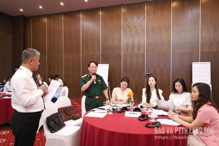 Học viên trao đổi với giảng viên về nội dung chương trình bồi dưỡng