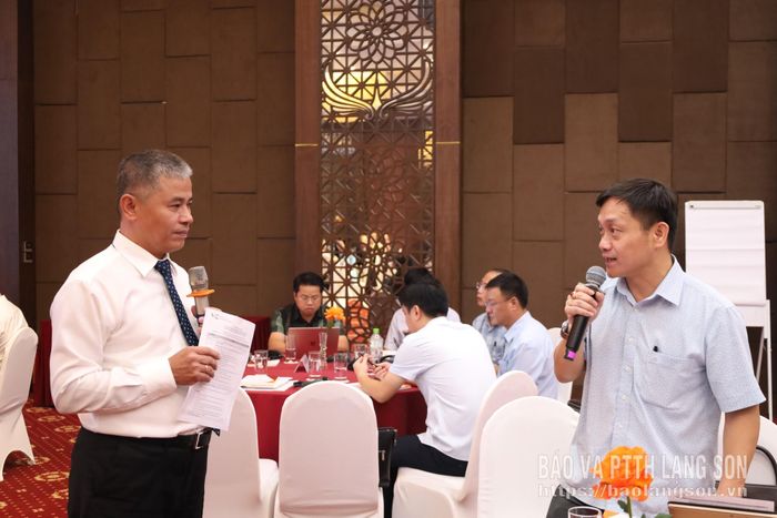 Học viên trao đổi với giảng viên về nội dung chương trình bồi dưỡng