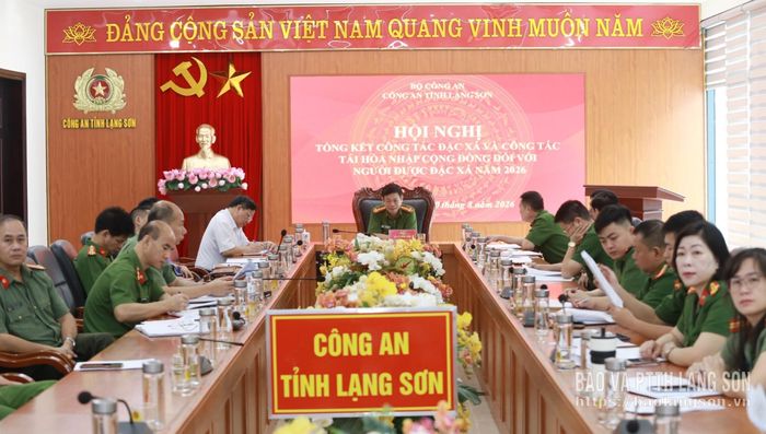 Các đại biểu tại điểm cầu Công an tỉnh Lạng Sơn theo dõi phóng sự trình chiếu tại hội nghị