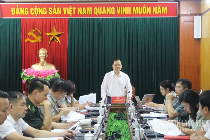 Lãnh đạo Ban Kinh tế - Ngân sách HĐND tỉnh phát biểu kết luận buổi họp thẩm tra