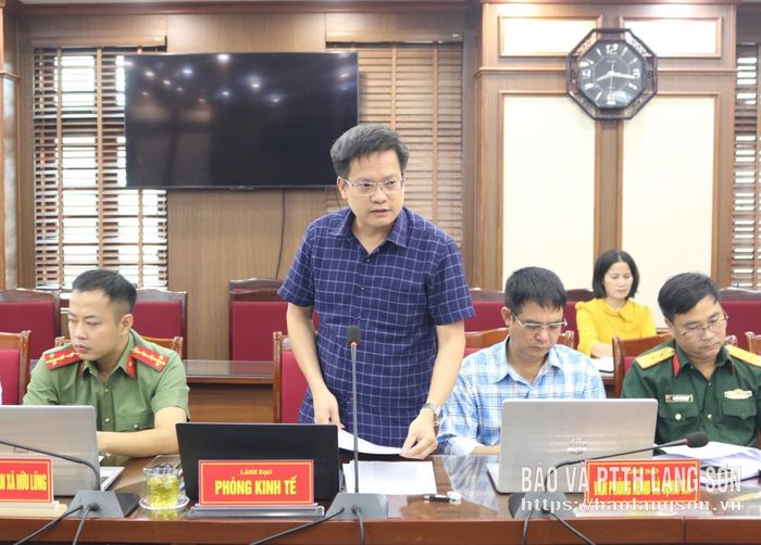 Lãnh đạo Phòng Kinh tế xã báo cáo tình hình triển khai thực hiện chương trình mục tiêu quốc gia