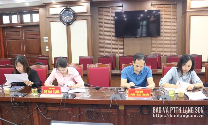 Các đại biểu nghiên cứu tài liệu tại buổi kiểm tra