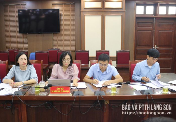 Các đại biểu nghiên cứu tài liệu tại buổi kiểm tra