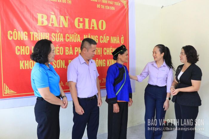 Lãnh đạo UBND phường Đông Kinh và đơn vị tài trợ thăm hỏi gia đình bà Phùng Thị Chénh