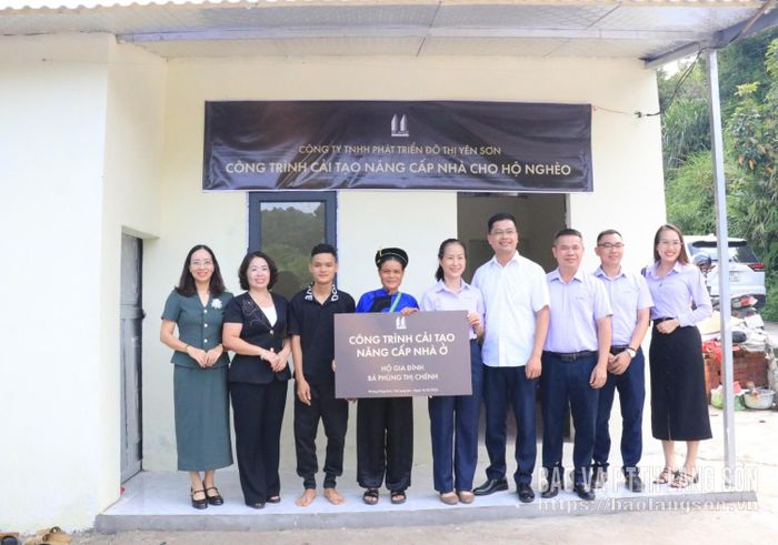 Lãnh đạo UBND phường Đông Kinh và Công ty TNHH Phát triển đô thị Yên Sơn bàn giao công trình cải tạo, nâng cấp nhà ở cho gia đình bà Phùng Thị Chénh
