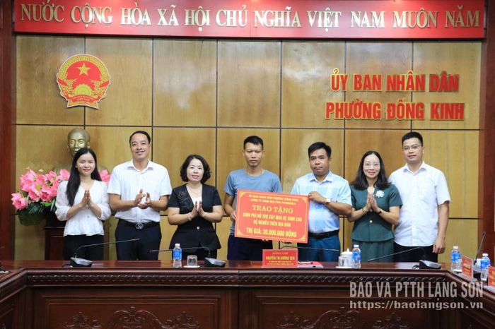 Lãnh đạo UBND phường Đông Kinh và đơn vị tài trợ trao biểu trưng hỗ trợ kinh phí cho hộ ông Hà Văn Minh