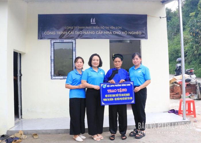 Đại diện Hội Liên hiệp Phụ nữ phường Đông Kinh trao biểu trưng hỗ trợ một số vật dụng thiết yếu cho gia đình bà Phùng Thị Chénh