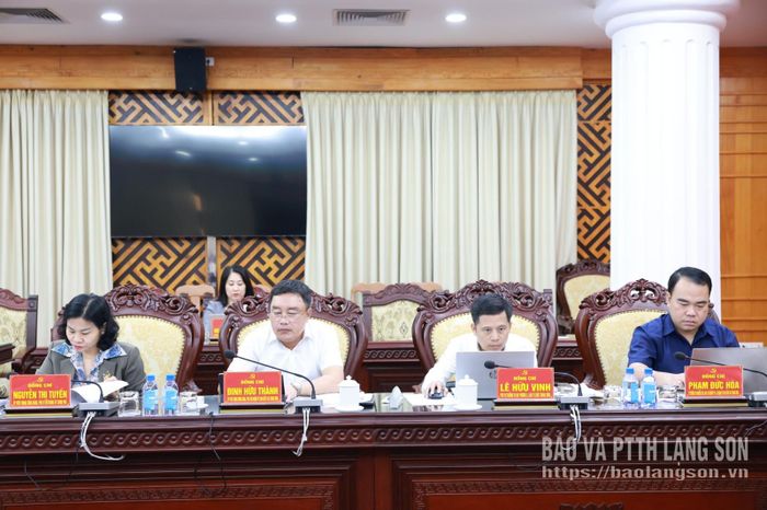 Các thành viên đoàn kiểm tra, giám sát dự buổi làm việc