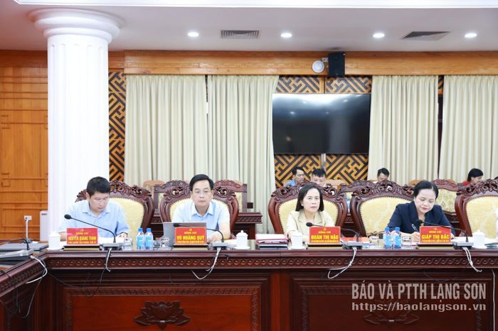 Các đại biểu tỉnh dự buổi làm việc