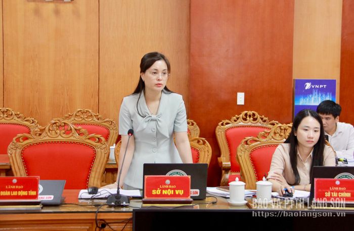 Lãnh đạo Sở Nội vụ phát biểu tại cuộc họp