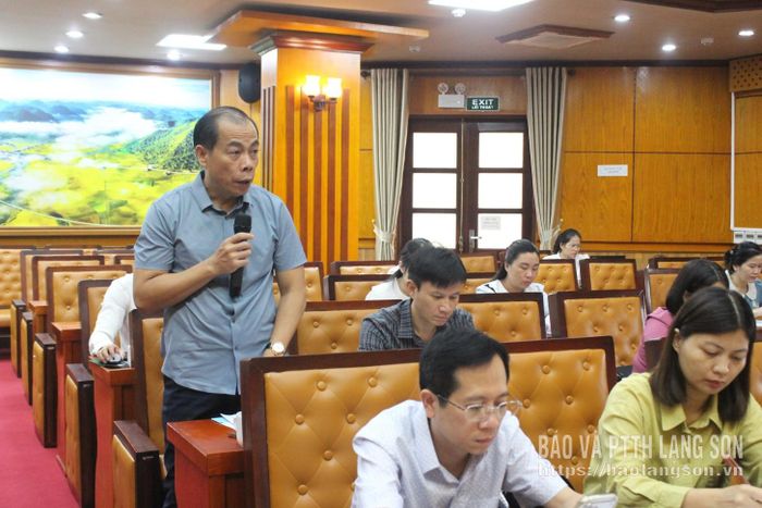 Lãnh đạo Sở Giáo dục và Đào tạo phát biểu thảo luận tại buổi khảo sát