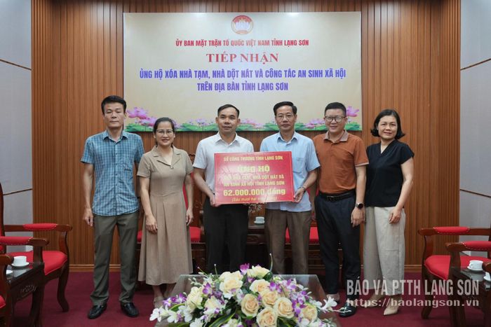 Lãnh đạo Ủy ban MTTQ Việt Nam tỉnh tiếp nhận ủng hộ kinh phí từ Sở Công Thương