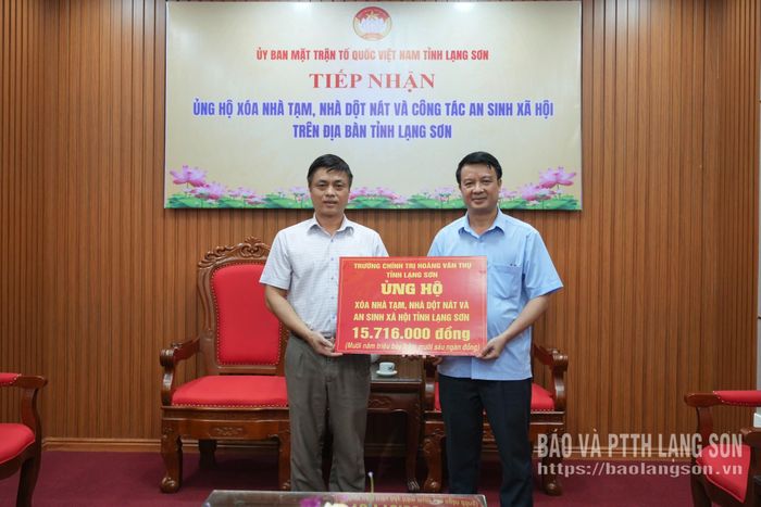 Lãnh đạo Trường Chính trị Hoàng Văn Thụ ủng hộ kinh phí tại chương trình