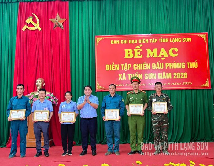 UBND xã Tuấn Sơn khen thưởng các tập thể, cá nhân có thành tích xuất sắc trong diễn tập chiến đấu phòng thủ xã năm 2026