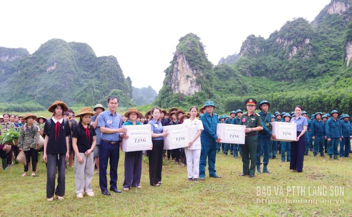 Ban Chỉ đạo diễn tập tỉnh và cấp ủy, chính quyền xã Vân Nham tặng quà động viên các lực lượng tham gia thực binh trong diễn tập