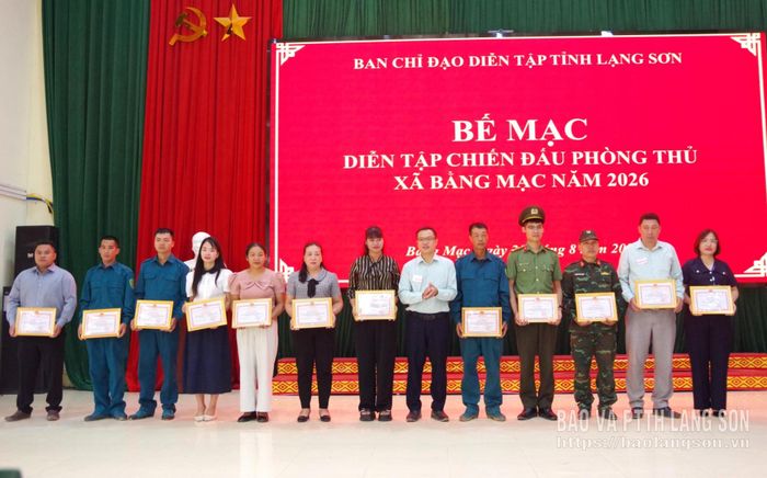 UBND xã Bằng Mạc khen thưởng các tập thể, cá nhân có thành tích xuất sắc trong diễn tập chiến đấu phòng thủ xã năm 2026