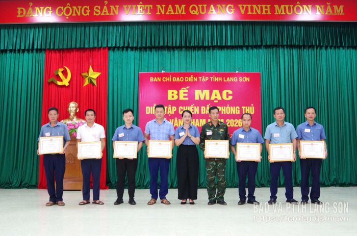UBND xã Vân Nham khen thưởng các tập thể, cá nhân có thành tích xuất sắc trong diễn tập chiến đấu phòng thủ xã năm 2026