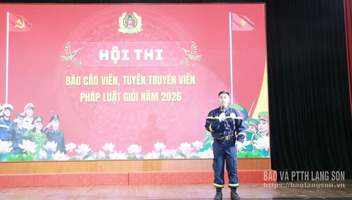 Phần thi tuyên truyền của thí sinh Lê Duy Long, cán bộ Phòng Cảnh sát phòng cháy, chữa cháy và Cứu nạn, cứu hộ