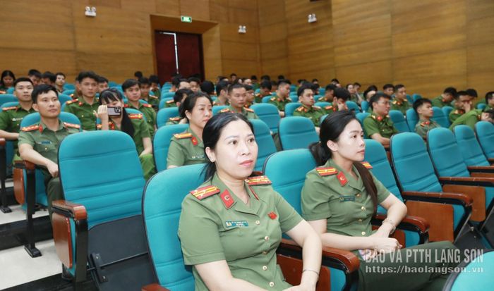 Các cán bộ, chiến sĩ tham dự, cổ vũ hội thi