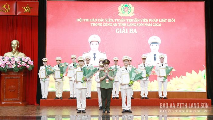 Ban Tổ chức trao giải Ba cho các thí sinh